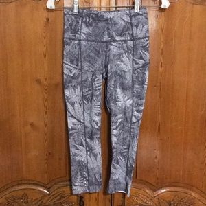 Lululemon Abstract Gray Leaf Pattern Yoga Pant